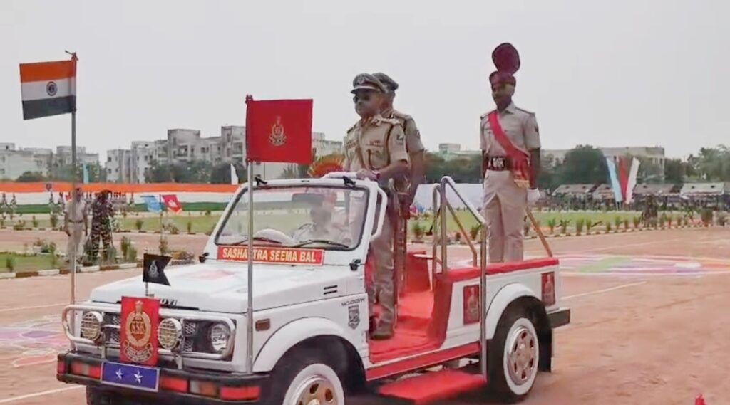 नरकटियागंज SSB पासिंग आउट परेड में सलामी लेते अधिकारी की तस्वीर।