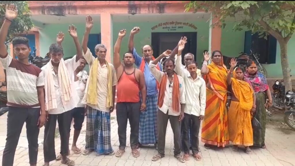 पूर्वी नौतन पंचायत में WPU निर्माण और वेतन भुगतान की मांग को लेकर प्रदर्शन करते स्वच्छता कर्मी
