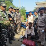 नेपाल से गांजा लेकर भारत में घुस रहा तस्कर गिरफ्तार, SSB ने 9.066 किलो मादक पदार्थ किया बरामद नेपाल सीमा पर SSB और पुलिस द्वारा पकड़ा गया गांजा तस्कर और बरामद गांजा