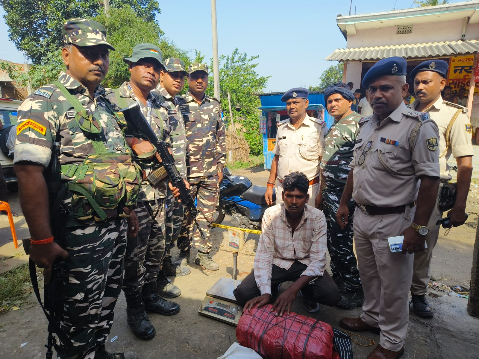 नेपाल से गांजा लेकर भारत में घुस रहा तस्कर गिरफ्तार, SSB ने 9.066 किलो मादक पदार्थ किया बरामद