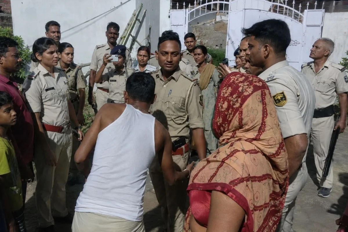 छापेमारी के दौरान पुलिस तलाशी लेते सोनू-मोनू गैंग के गुर्गे
