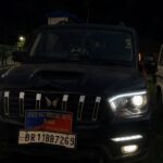 इस काले रंग के स्कार्पियो ने मारी पुलिस वैन में टक्कर