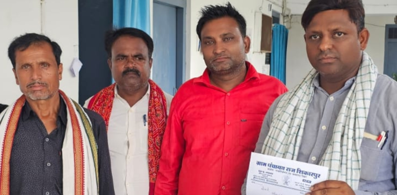 नरकटियागंज एसडीएम कार्यालय में पंचायत सचिवों की हड़ताल को लेकर ज्ञापन सौंपते मुखिया संघ के प्रतिनिधि।