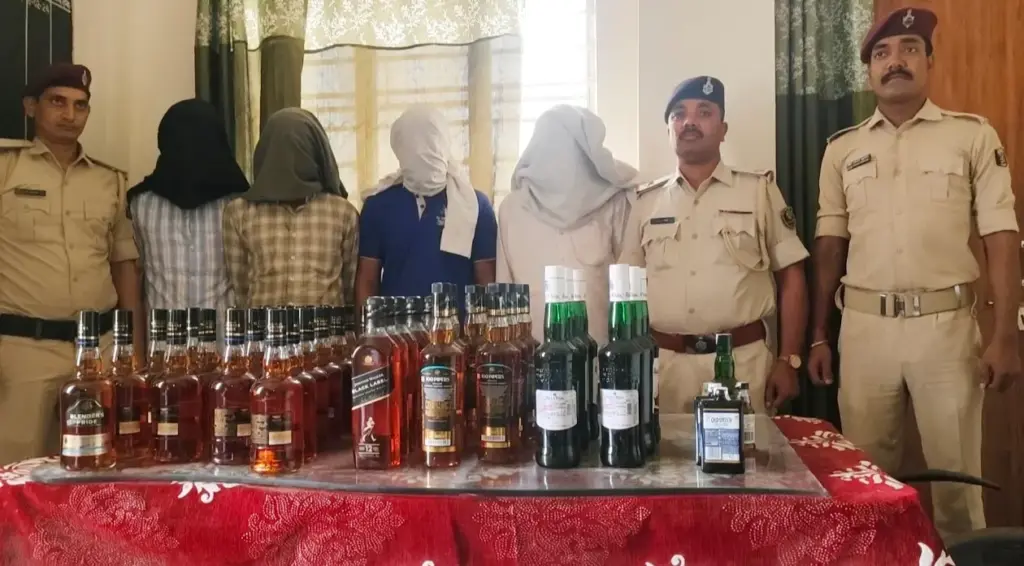 नरकटियागंज स्टेशन पर सप्तक्रांति सुपरफास्ट एक्सप्रेस से बरामद विदेशी शराब के साथ जीआरपी टीम